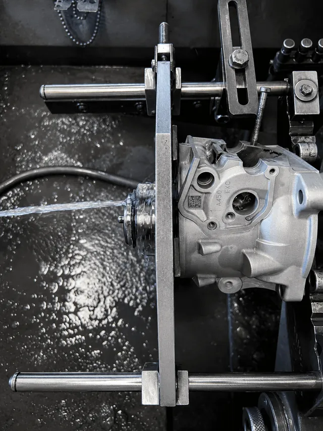 Máquina horizontal para el acabado y el pulido del cilindro KTM EXC/SX 300 después del proceso de recromado.